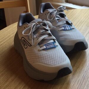 Mens Skechers Gray Athletic Running Shoes.  Max Cushioning. Size 8